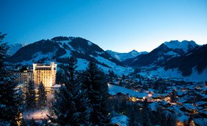 在Gstaad Palace奢华定制你的瑞士滑雪之旅