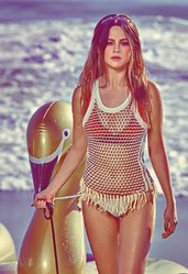 赛琳娜身着LV、Chanel、Miu Miu品牌时装于海滩呈现迷幻时尚
