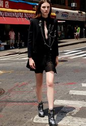 模特Emma Harris 演绎黑色穿搭风尚大片