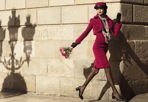 超模哈娜·B·A身着Chanel、Gucci、杜嘉班纳时装演绎巴塞街头时尚