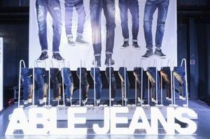 百变如我 掀起初冬酷黑摇滚风——ABLE JEANS 2017初冬潮流预览