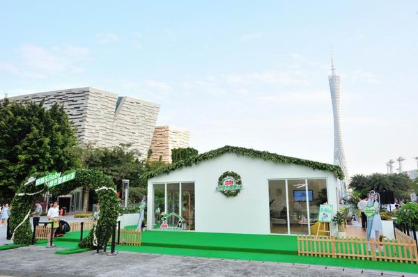 时尚女王苏芒现身广州花城广场，揭秘晓明Baby夫妇绿色健康的家
