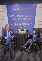 小阿离张艺瀚探访新西兰，与前总理互换礼物