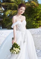 安以轩自曝当初竟被铁丝圈求婚！婚后戴DR钻戒拍大片一脸甜蜜