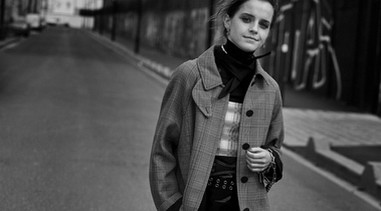 Emma Watson身着Louis Vuitton、Prada、Carven、Balenciaga等早秋服饰出镜，带来一组黑白魅力写真 