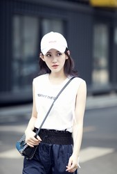 苏青最新时尚街拍大片 白背心搭运动裤少女感足