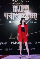 苏青出席2017微博时尚盛典  红衣美腿秒杀菲林