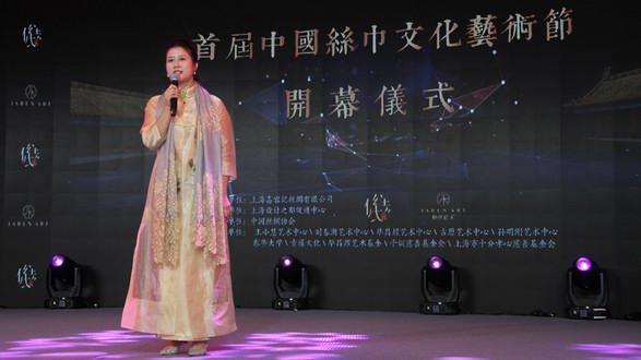 首届中国丝巾文化艺术节在沪启幕，意在传承丝绸、丝巾艺术文化之美！
