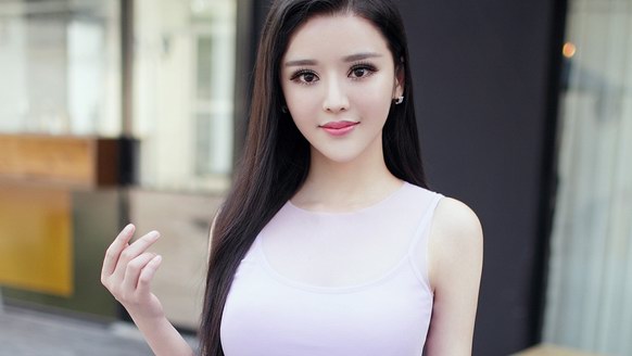 张懿暄nikkibaby曝最新写真：淡紫色长裙显优雅  及腰长发展清纯 