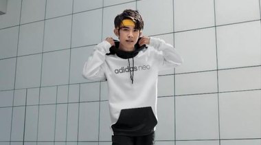 十分默契！易烊千玺率性加盟adidas neo活力大家族