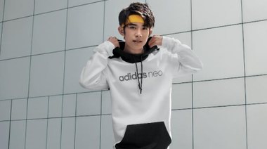 易烊千玺惊喜现身adidas neo大家庭，率性演绎“生来好动”青春时尚