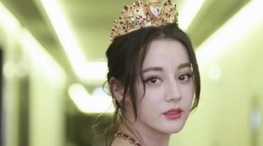 迪丽热巴在米兰时装周上的这搭配太美了，站在王俊凯边上像公主！