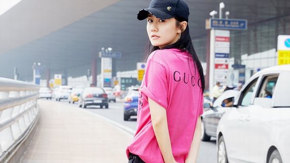 刘芸身穿gucci玫红色T恤，手拎chanel迷你背包现身机场： 简单又时髦
