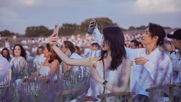 七夕礼物送什么？来参考戚薇李承铉等明星情侣的同款美图手机