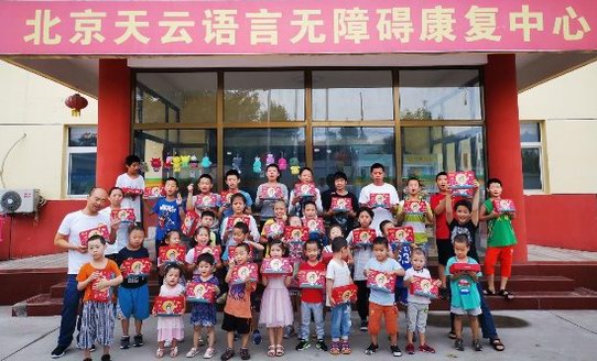 让孩子们过幸福中秋节 泡泡玛特向儿童福利机构捐赠美心月饼