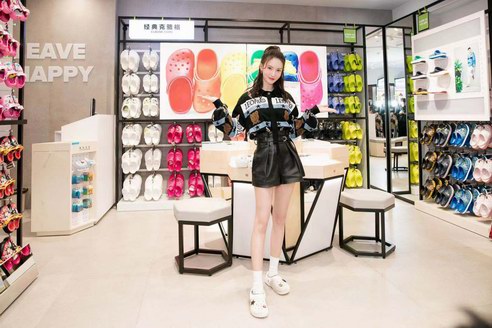 Crocs携手品牌代言人金晨，惊喜揭幕全球首家新形象店