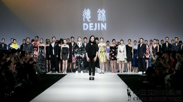 德锦 周丽2021春夏系列，匠心荣膺十佳时装设计师