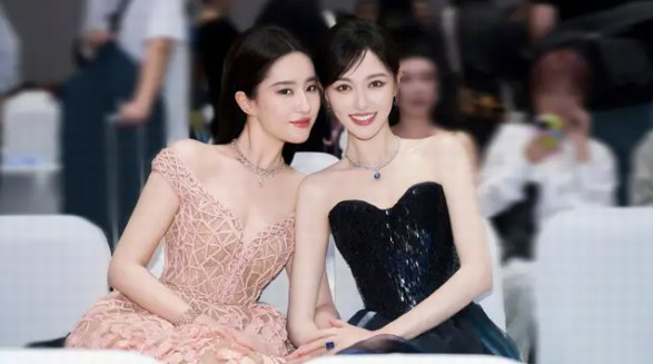 唐嫣刘亦菲罕见同框白玉兰颁奖典礼，都穿低胸礼服一个丰腴一个美艳！