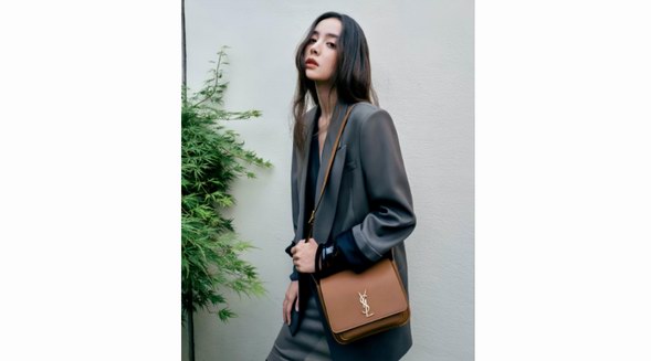 恭喜新晋圣罗兰女郎古力娜扎，皮质西装大片散发冷艳摩登魅力