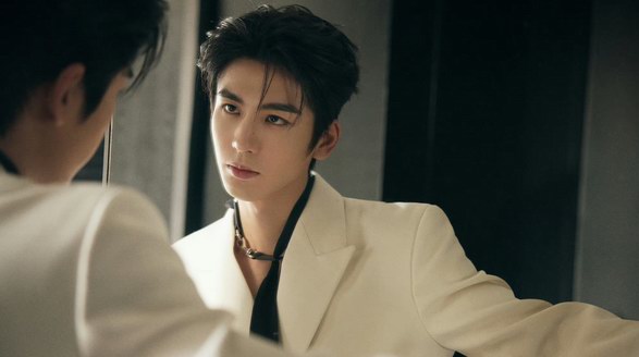 被白马王子张凌赫硬控30秒！GUCCI成都太古里生图轻松出圈