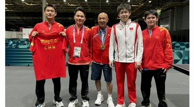 王楚钦给肖战戴上金牌：荣耀时刻，定格胜利的喜悦