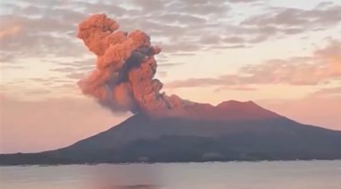 今年已喷40多次 日本樱岛火山再喷发：灰柱高达3400米