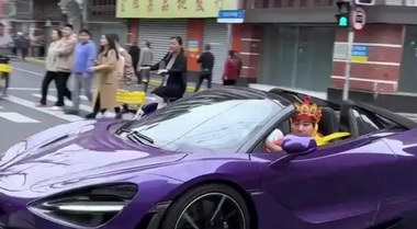 在上海看见唐僧开紫色迈凯伦了？网友：大冷天开敞篷，不冷吗