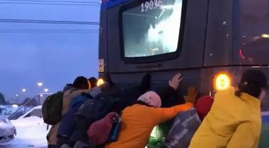 东北零下二十几度，公交车秒变&ldquo;冰雪奇缘&rdquo;现场！冷链运人更新鲜