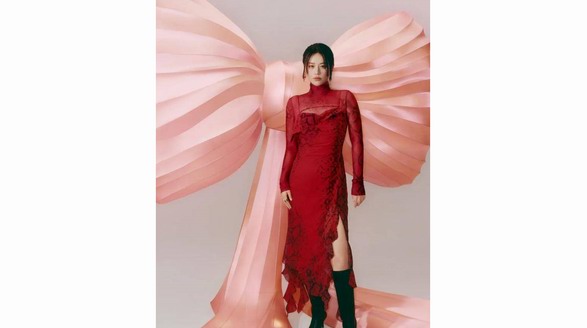 Acne Studios携手品牌大使马思纯呈现2025新春限定系列广告大片