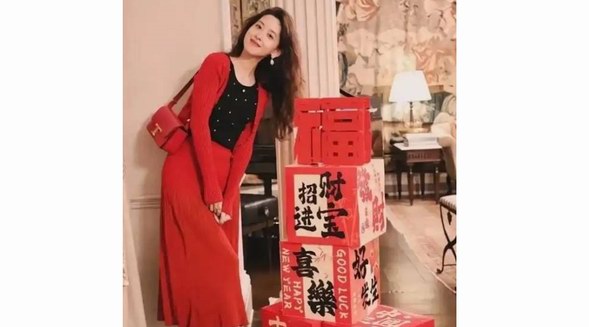 31岁章泽天晒红色套装新年美照 幸福笑容似少女