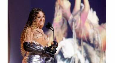 碧昂斯首次获格莱美年度专辑，以32座格莱美留声机奖杯成为格莱美获奖数最多的艺人