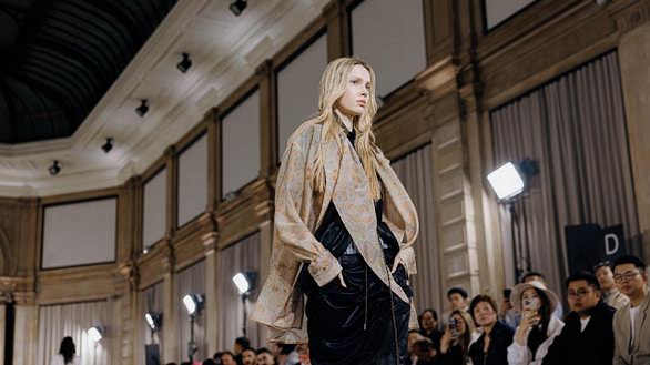 以东方之美叩响国际时尚之门，「流觞经纬」绽放米兰