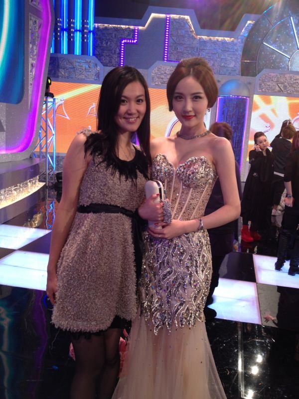 中国北方PR经理Rita和亚洲小姐竞选总决赛上届冠军冯雪冰合影