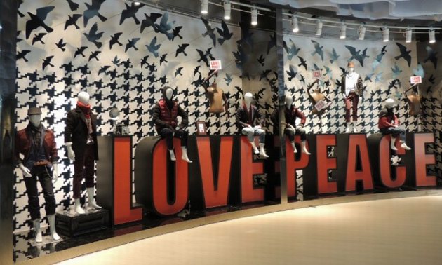 ALT本季产品以70年代为背景，以"LOVE PEACE 爱•和平"为设计主题，将"LOVE PEACE 爱。和平"概念贯穿于冬季产品及橱窗设计中，让大家看到橱窗就可以明白本季清晰的主题概念。