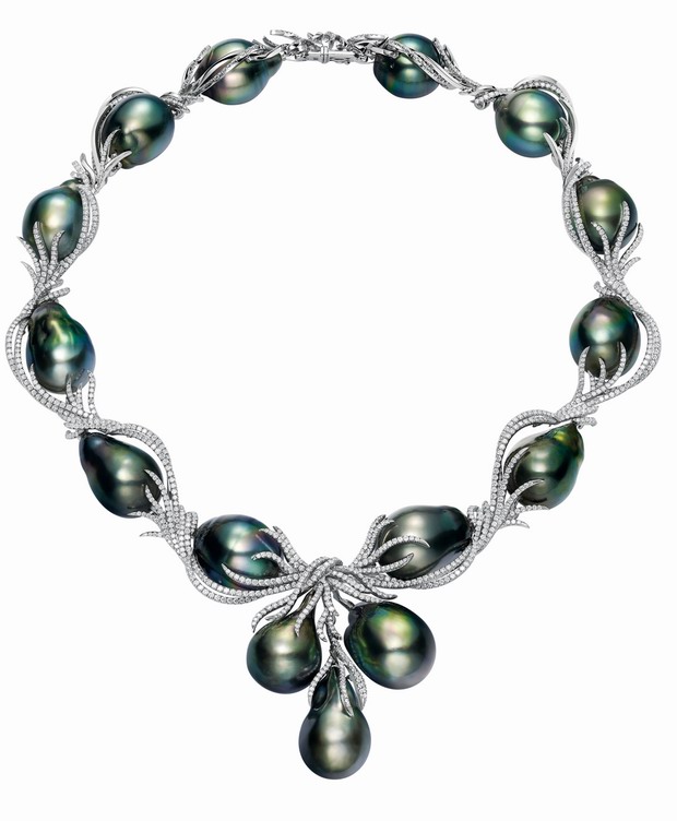 由Robert Wan Tahiti设计和精工制作的'Natural Mystic'白金项链，选用了罕有特大颗不规则形大溪地珍珠,其厘码超过15毫米,并以微镶工艺饰有1,400颗钻石