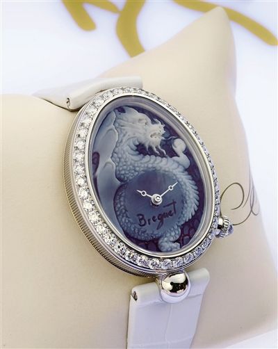 宝玑那不勒斯皇后系列腕表，可在鹅蛋形海水贝壳表盘上定制不同景致。