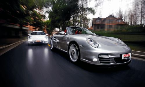 白色911卡雷拉S和银色911 Turbo敞篷车