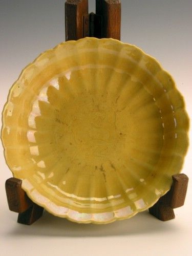 图三：清康熙款黄釉菊瓣盘 