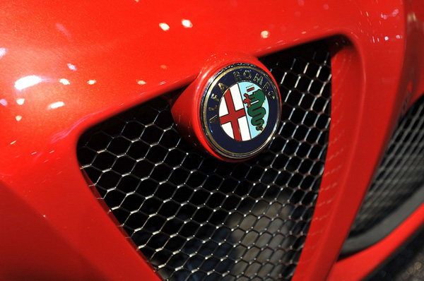 Alfa Romeo 4C 跑车量产版现身日内瓦车展